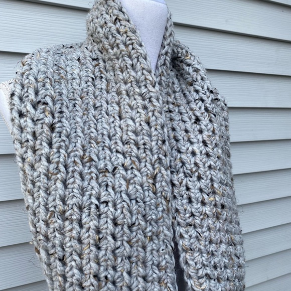 Tarcie Knitwear handmade infinity scarf in Gray Marble - Picture 4 of 4